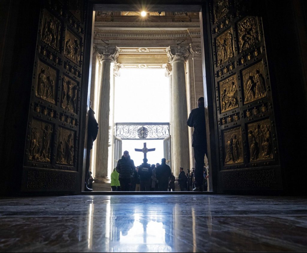 Vaticano, 25 dicembre 2024.
I primi pellegrini a passare la Porta Santa di San Pietro nel Giubileo 2025.