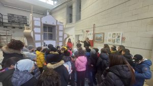 Verso la Festa della Bruna. Ormai una tradizione la visita dei fanciulli di Matera in cammino verso la prima comunione alla fabbrica del carro