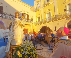 Festa della bruna 2025. “Una donna vestita di sole, incoronata di dodici stelle”: anche la Fondazione “Banco di Napoli” offre il suo contributo per i nuovi diademi