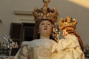 Festa della Bruna 2025. Segni che rimangono all’indomani dei festeggiamenti: i nuovi diademi per la Madonna e il Bambinello. Anche la Fondazione CaRiCaL offre il suo supporto