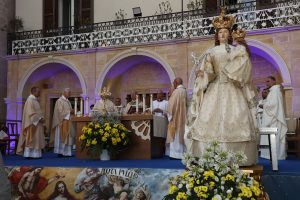 Festa della Bruna 2025. Novena: ultimo giorno. È mons. Caiazzo che presiede la celebrazione e incorona Madonna e Bambinello
